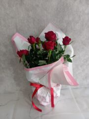 Desenli Buket Kağıdında Saksıda Kırmızı Güller