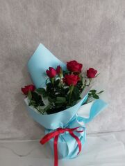 Mavi Buket Kağıdında Saksıda Kırmızı Güller