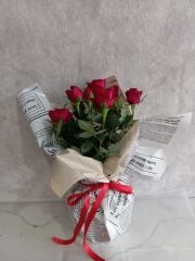 Gazete Kağıdında Saksıda Kırmızı Güller Adana çiçek