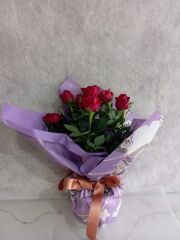 Mor Desenli Kağıtta Saksıda Kırmızı Güller