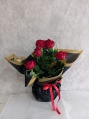 Siyah Kağıtta Saksıda Kırmızı Güller Adana çiçek