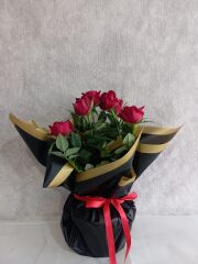 Siyah Kağıtta Saksıda Kırmızı Güller