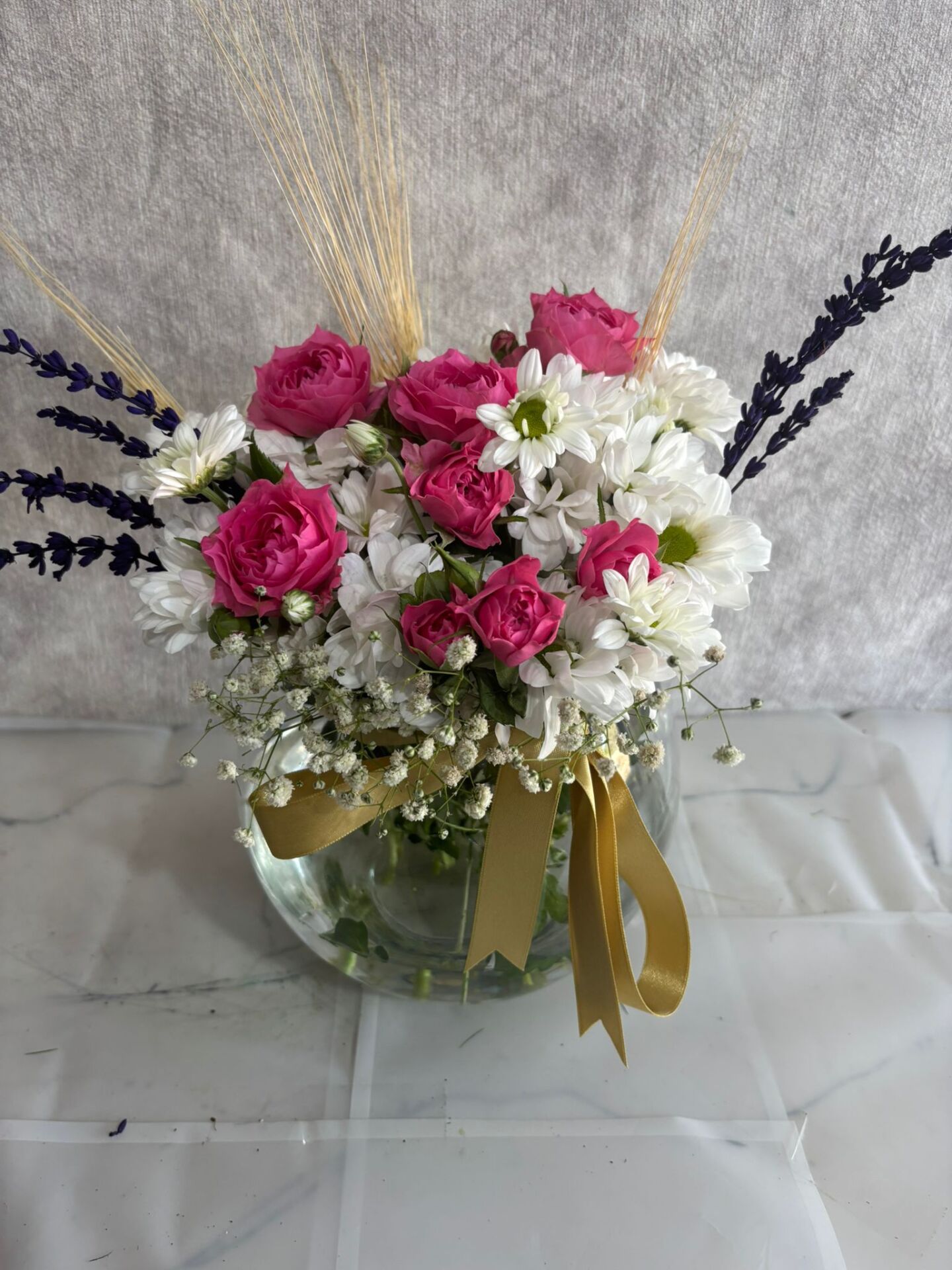 Akvaryum Cam Vazoda Beyaz Papatya ve Pembe Çardak Güller Adana çiçek