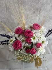 Akvaryum Cam Vazoda Beyaz Papatya ve Pembe Çardak Güller