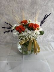 Akvaryum Cam Vazoda Beyaz Papatya ve Turuncu Çardak Güller Adana çiçek