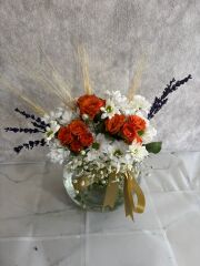 Akvaryum Cam Vazoda Beyaz Papatya ve Turuncu Çardak Güller Adana çiçek