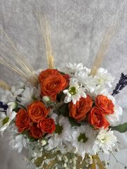 Akvaryum Cam Vazoda Beyaz Papatya ve Turuncu Çardak Güller Adana çiçek