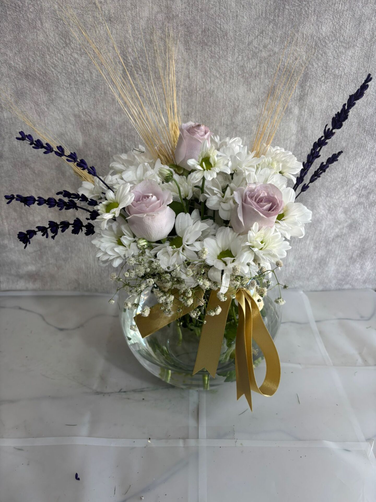 Akvaryum Cam Vazoda Beyaz Papatya ve Lila Güller