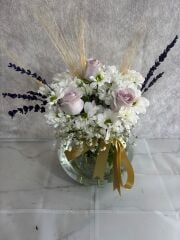 Akvaryum Cam Vazoda Beyaz Papatya ve Lila Güller Adana çiçek