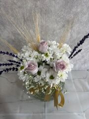 Akvaryum Cam Vazoda Beyaz Papatya ve Lila Güller