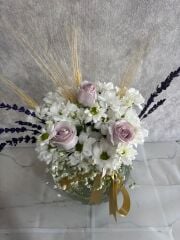 Akvaryum Cam Vazoda Beyaz Papatya ve Lila Güller Adana çiçek