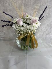 Akvaryum Cam Vazoda Beyaz Papatya ve Lila Güller