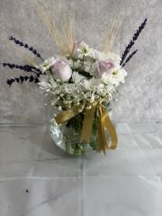 Akvaryum Cam Vazoda Beyaz Papatya ve Lila Güller Adana çiçek