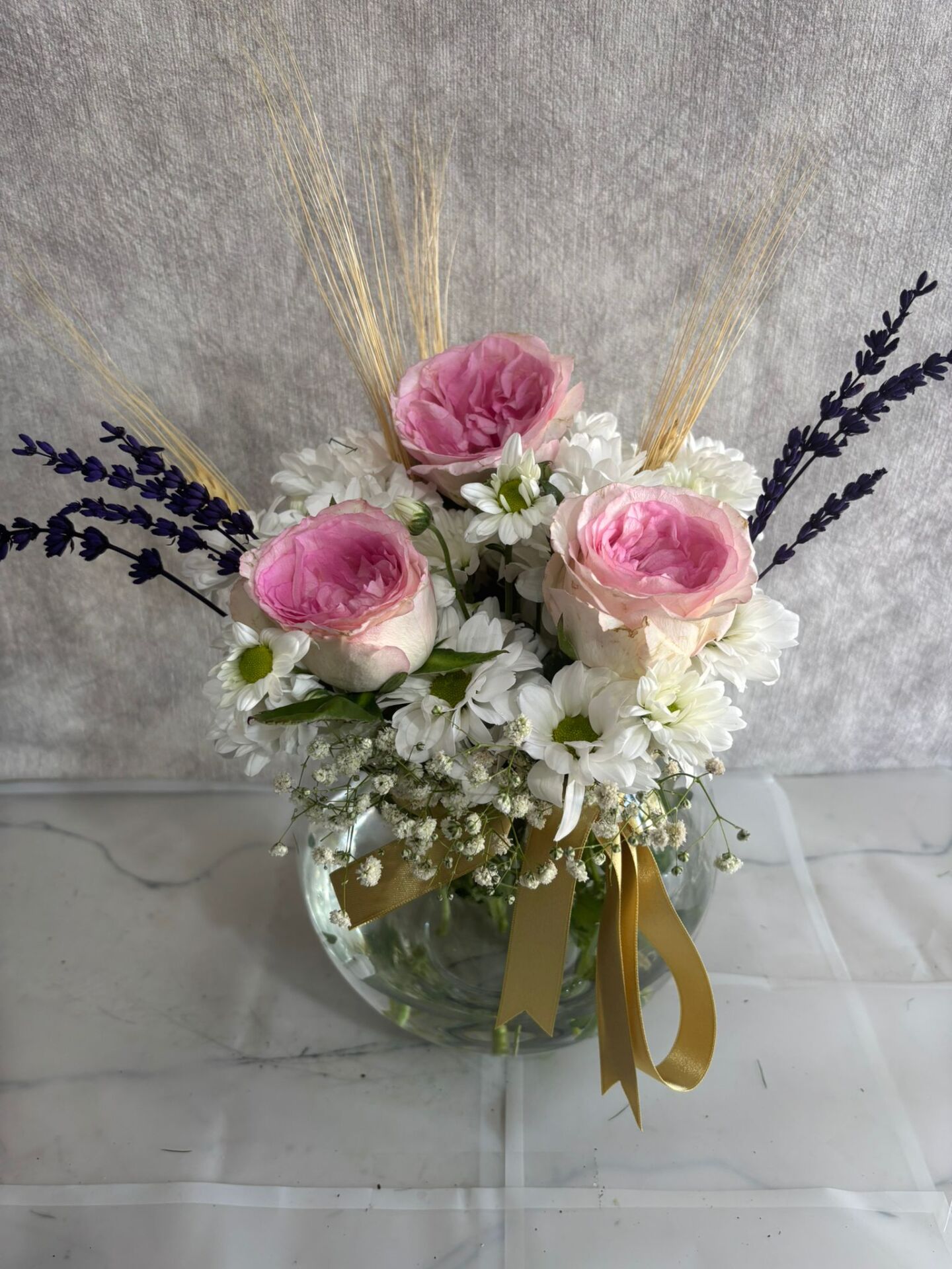 Akvaryum Cam Vazoda Beyaz Papatya ve Pembe Güller Adana çiçek