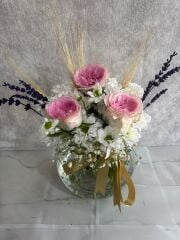 Akvaryum Cam Vazoda Beyaz Papatya ve Pembe Güller