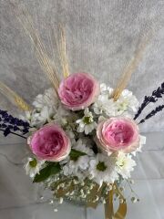 Akvaryum Cam Vazoda Beyaz Papatya ve Pembe Güller Adana çiçek