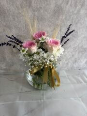 Akvaryum Cam Vazoda Beyaz Papatya ve Pembe Güller