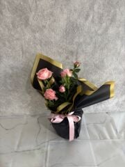 Siyah Buket Kağıtta Saksıda Pembe Çardak Güller Adana çiçek