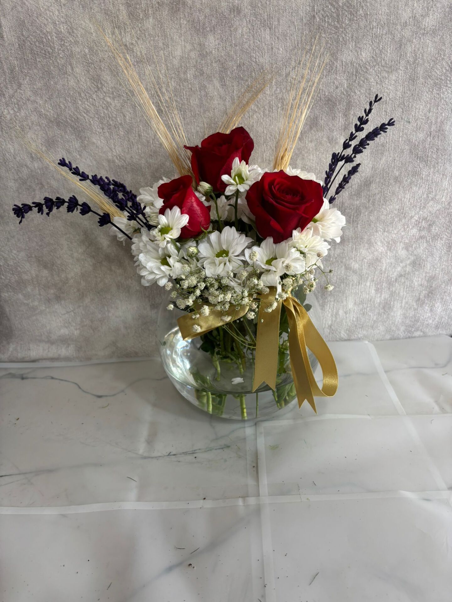 Akvaryum Cam Vazoda Beyaz Papatya ve Kırmızı Güller Adana çiçek