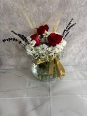 Akvaryum Cam Vazoda Beyaz Papatya ve Kırmızı Güller