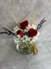 Akvaryum Cam Vazoda Beyaz Papatya ve Kırmızı Güller Adana çiçek