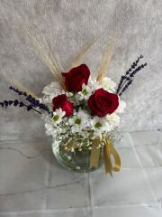 Akvaryum Cam Vazoda Beyaz Papatya ve Kırmızı Güller Adana çiçek