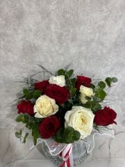 Akvaryum Cam Vazoda Beyaz Gül ve Kırmızı Güller Adana çiçek