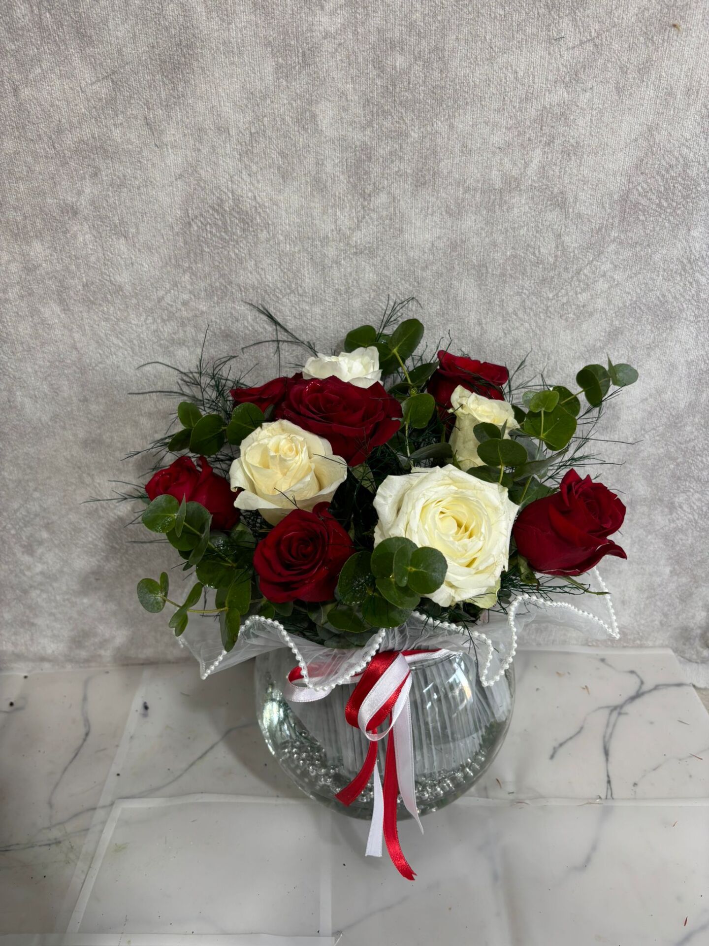 Akvaryum Cam Vazoda Beyaz Gül ve Kırmızı Güller Adana çiçek