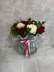 Akvaryum Cam Vazoda Beyaz Gül ve Kırmızı Güller Adana çiçek