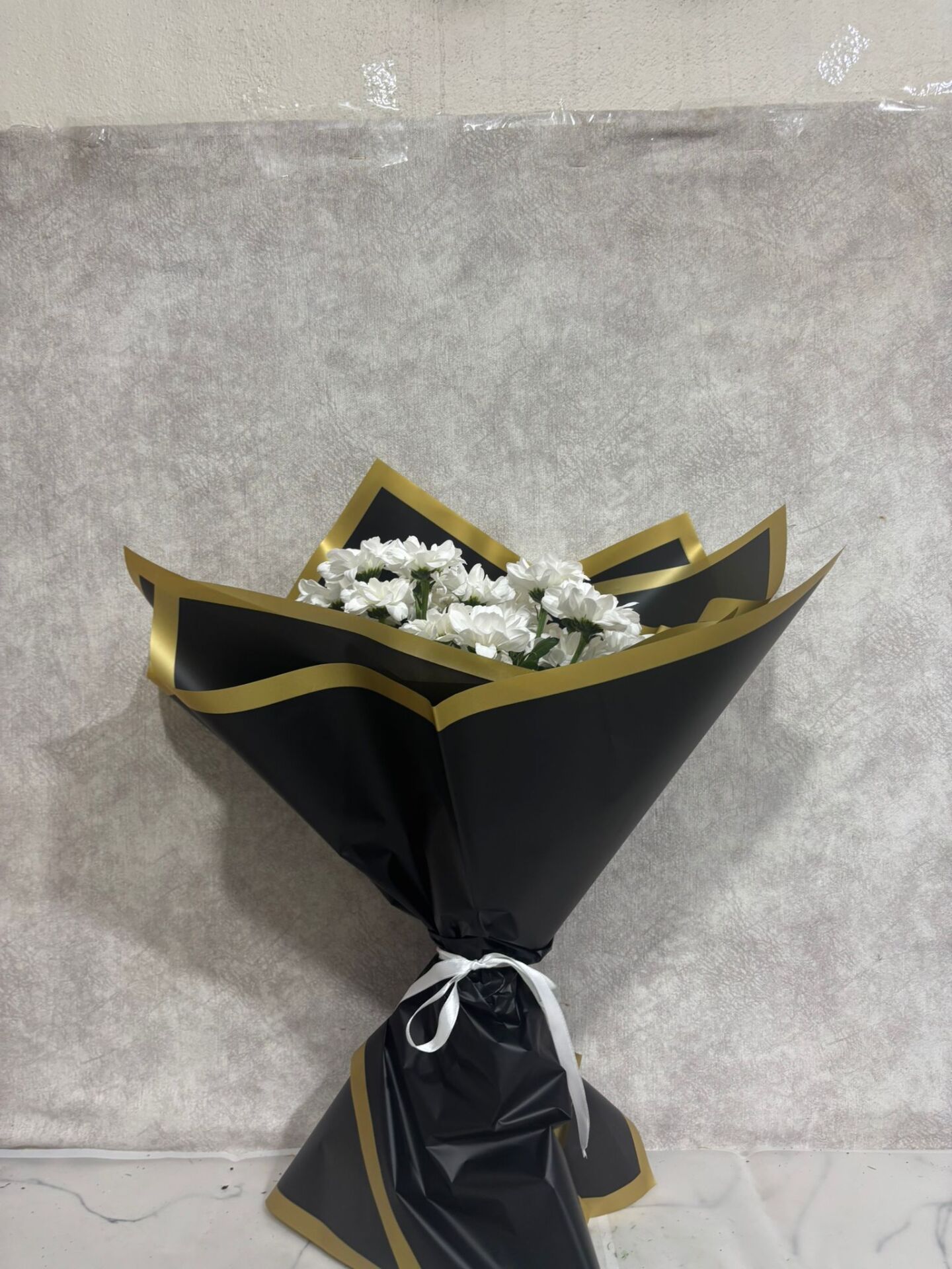 Beyaz papatya Buketi  Siyah Kağıtta