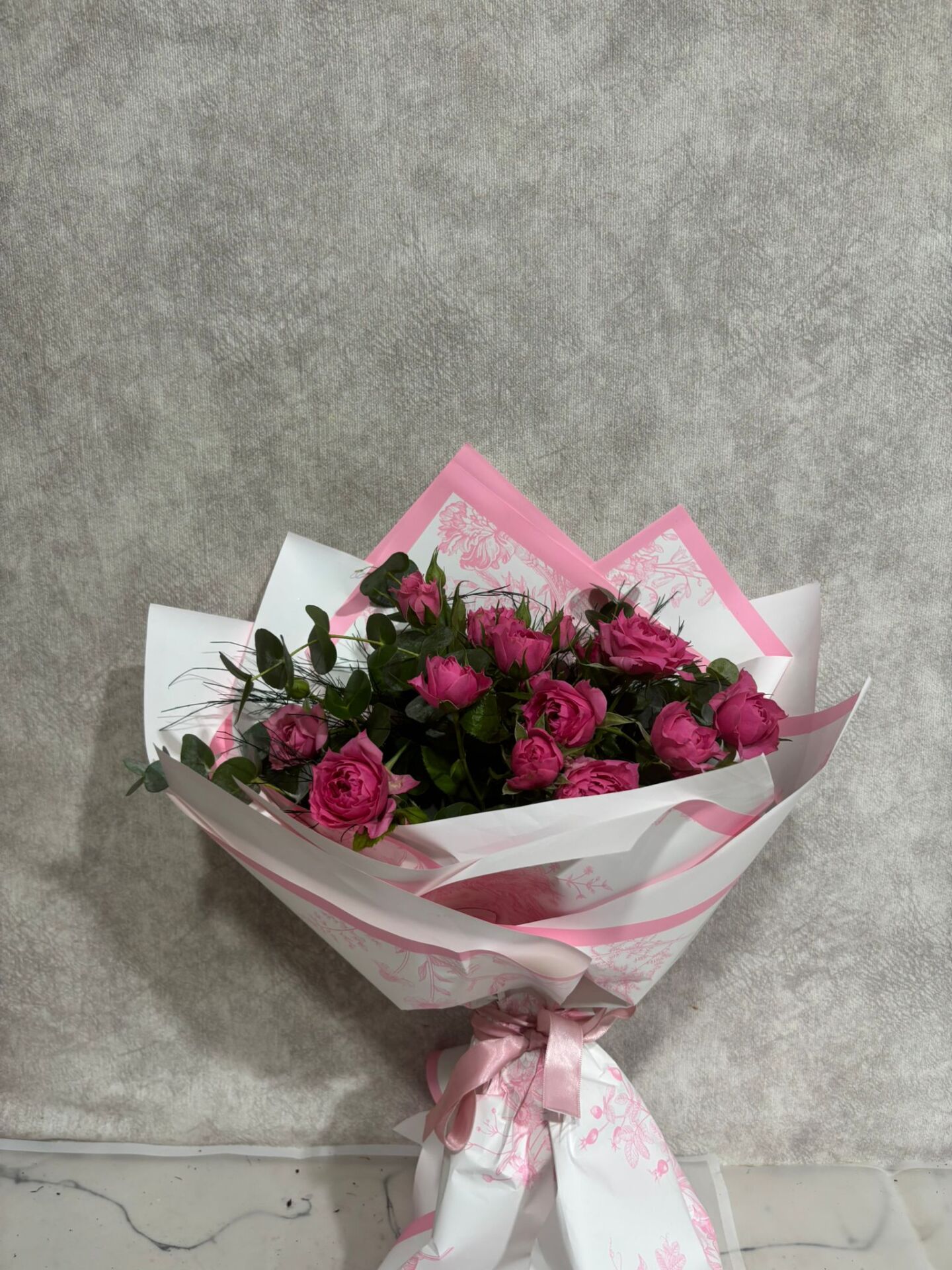 Desenli Buket Kağıtta Pembe Çardak Güller
