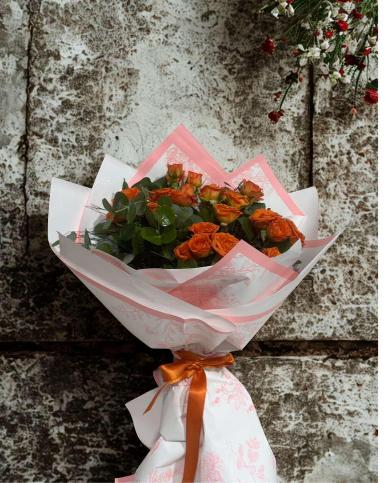 Desenli Buket Kağıtta Turuncu Çardak Güller
