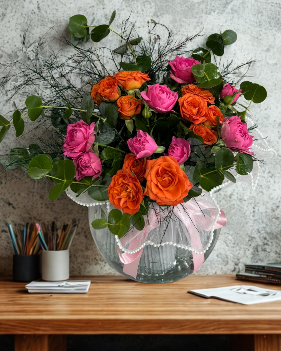 Akvaryum Cam Vazoda Pembe Çardak Güller ve Turuncu Çardak Güller