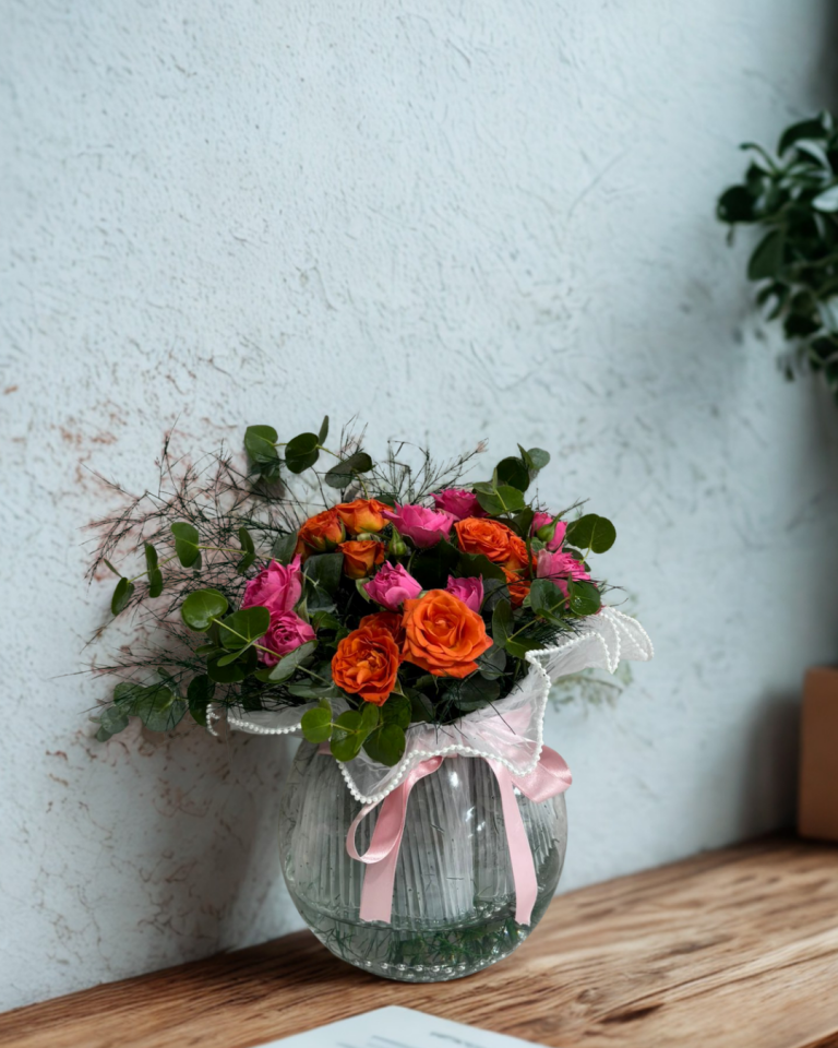 Akvaryum Cam Vazoda Pembe Çardak Güller ve Turuncu Çardak Güller Adana çiçek