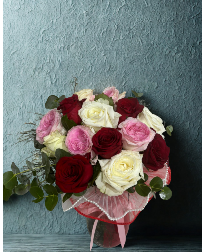 Silindir Cam Vazoda Karışık Renkli Güller