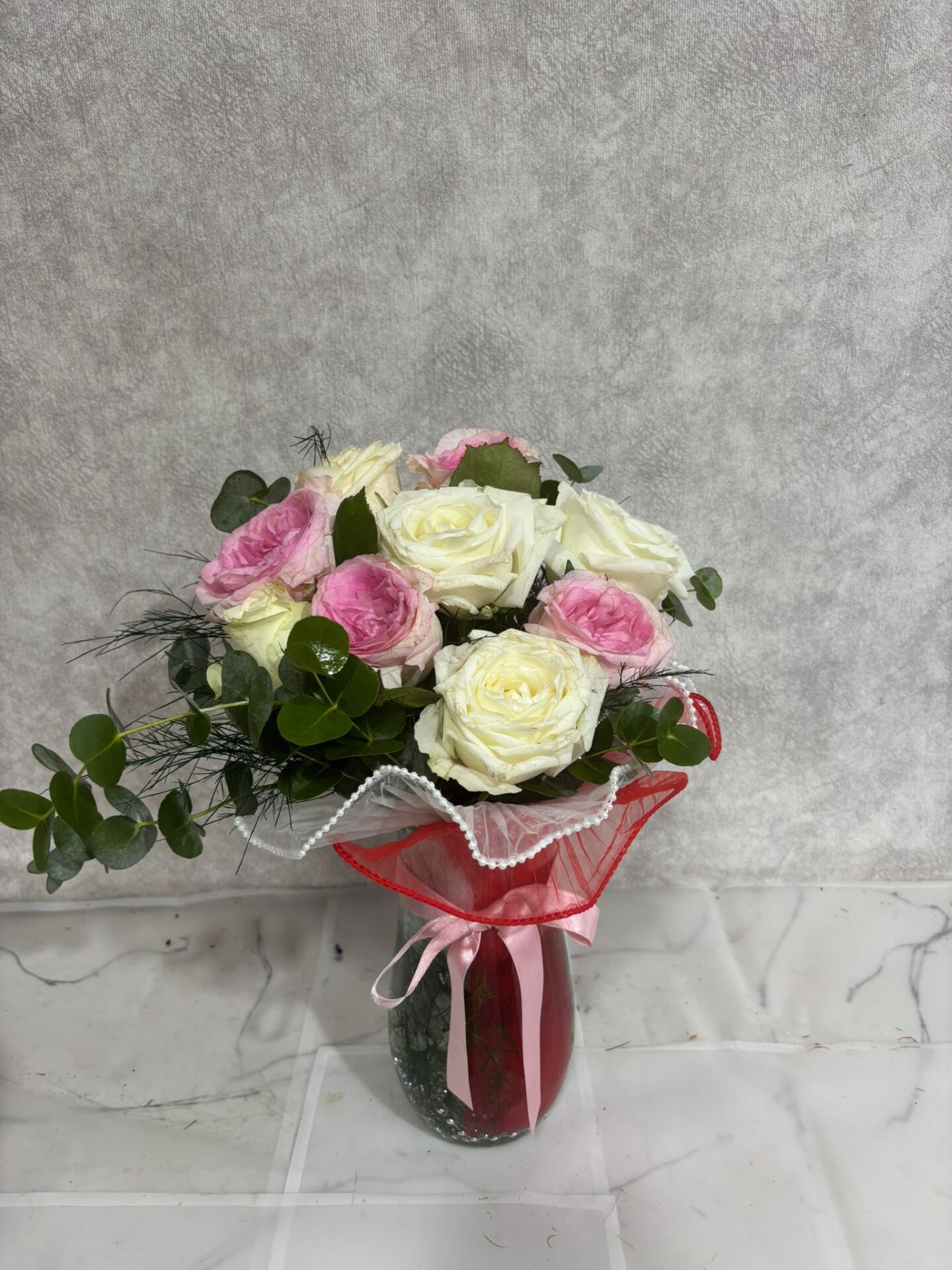 Kristal Cam Vazoda Beyaz Gül ve Pembe Güller