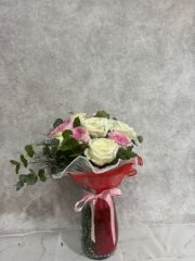 Kristal Cam Vazoda Beyaz Gül ve Pembe Güller