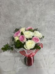 Kristal Cam Vazoda Beyaz Gül ve Pembe Güller