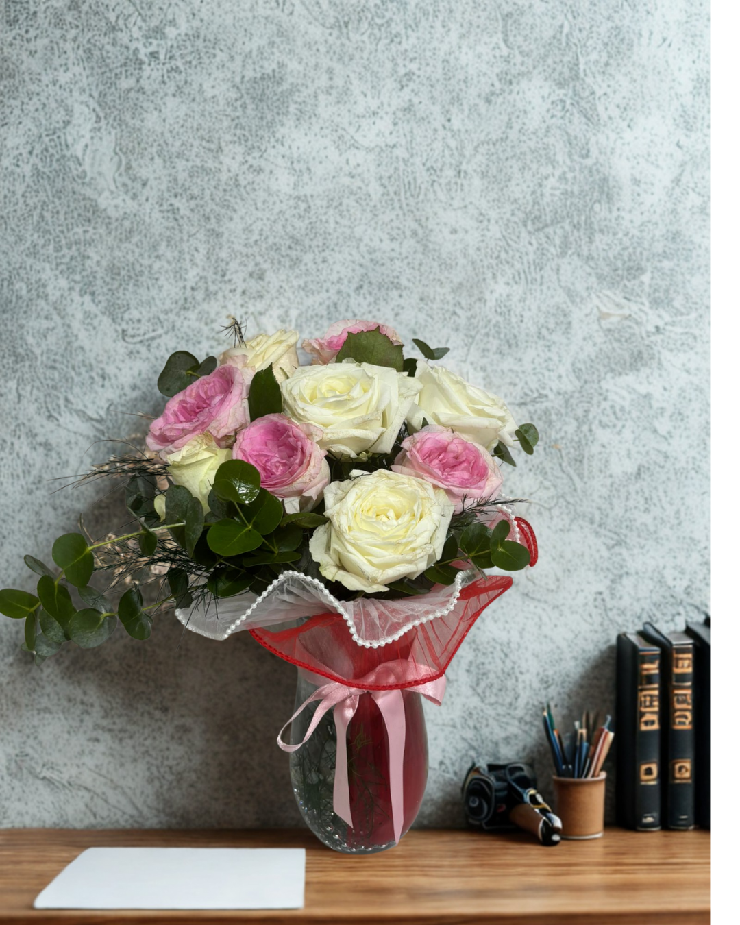 Kristal Cam Vazoda Beyaz Gül ve Pembe Güller