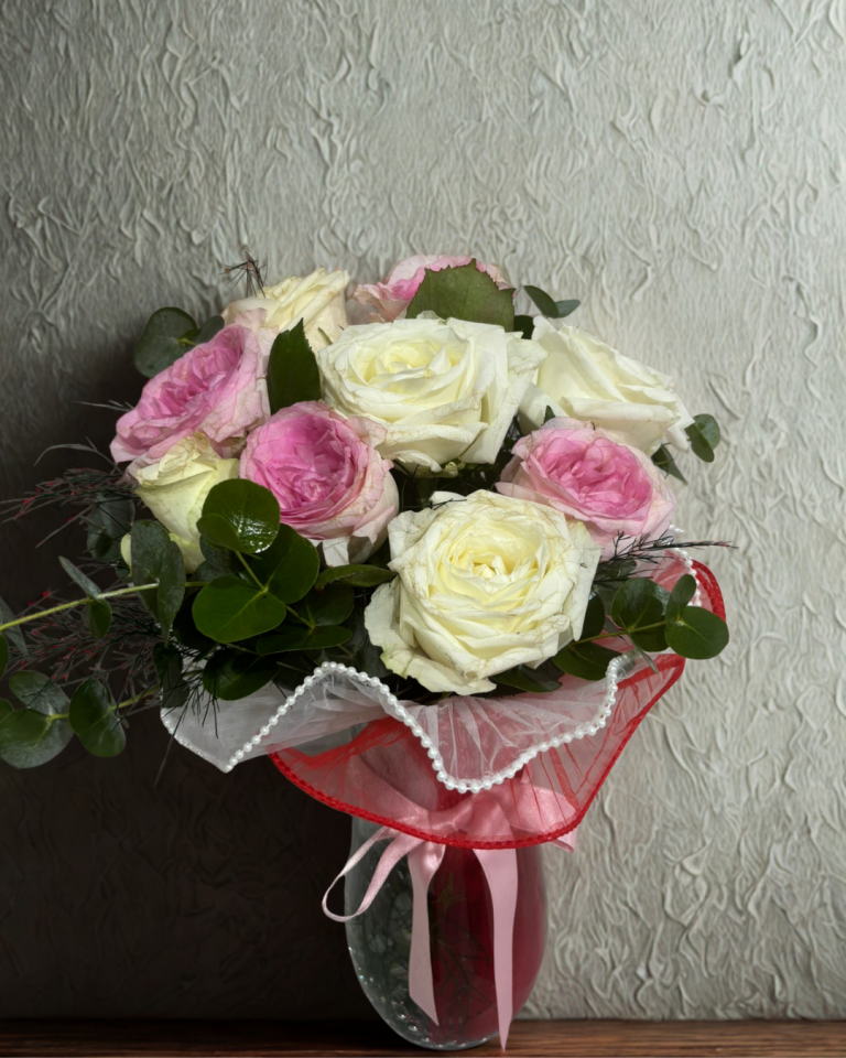 Kristal Cam Vazoda Beyaz Gül ve Pembe Güller Adana çiçek