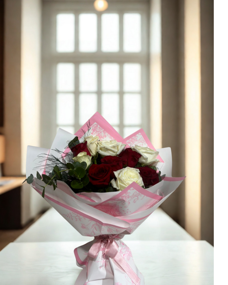 Desenli Buket Kağıtta Kırmızı Gül ve Beyaz Güller