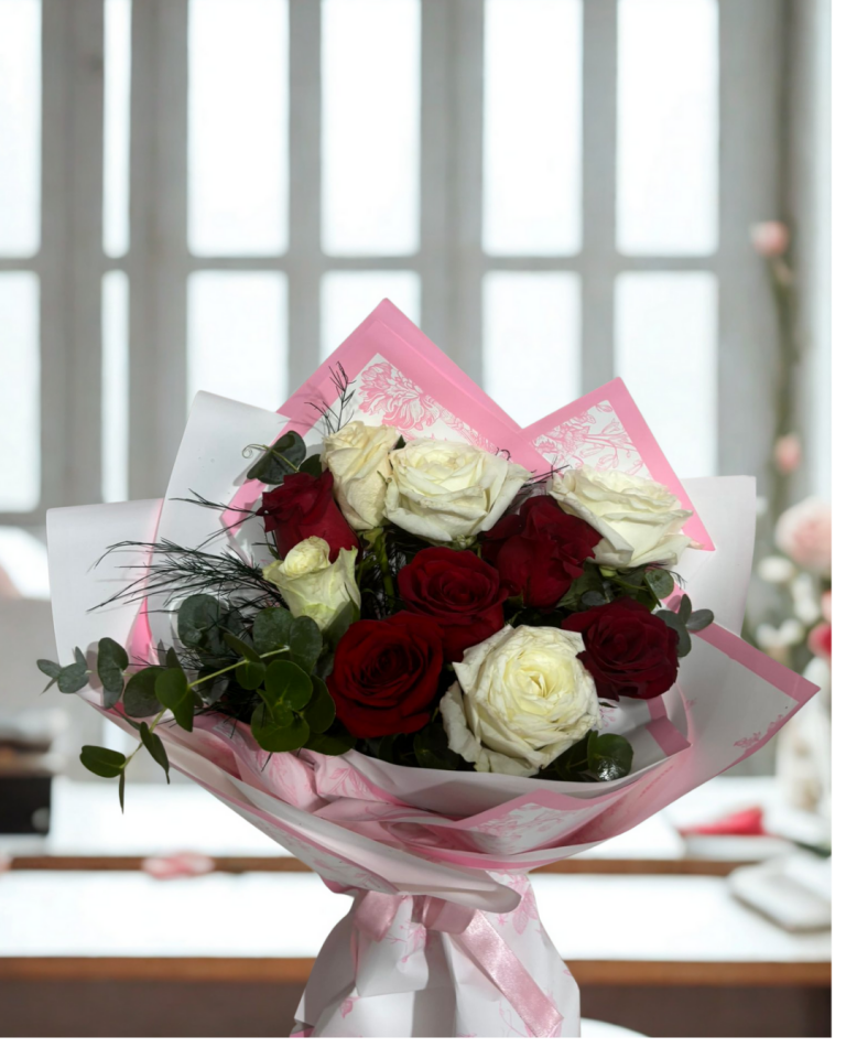 Desenli Buket Kağıtta Kırmızı Gül ve Beyaz Güller