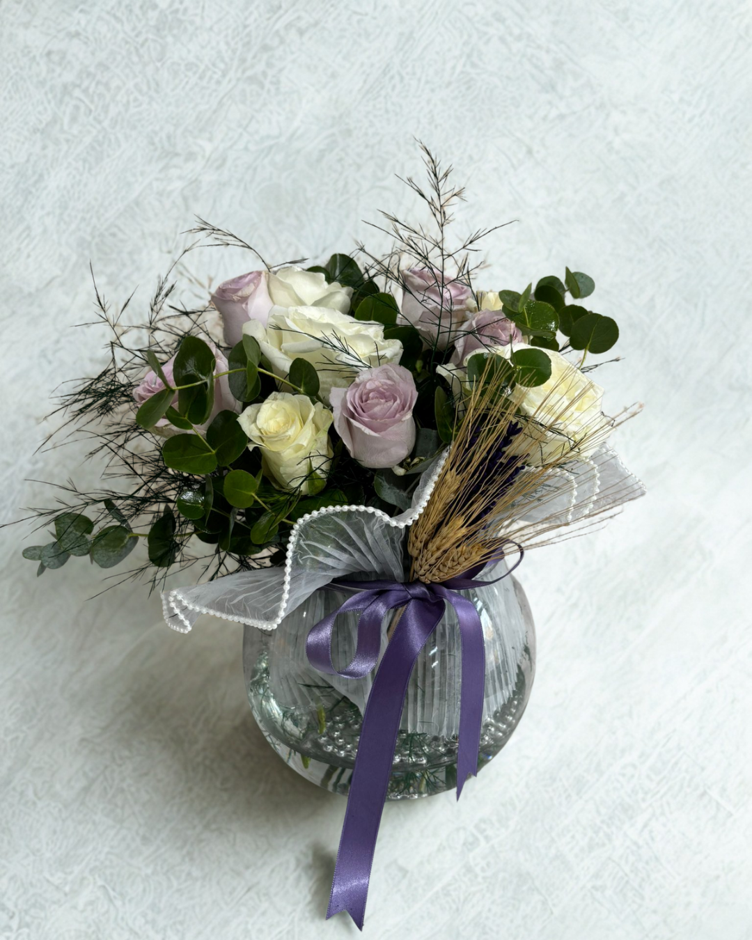 Akvaryum Cam Vazoda Beyaz Gül ve Lila Güller Adana çiçek