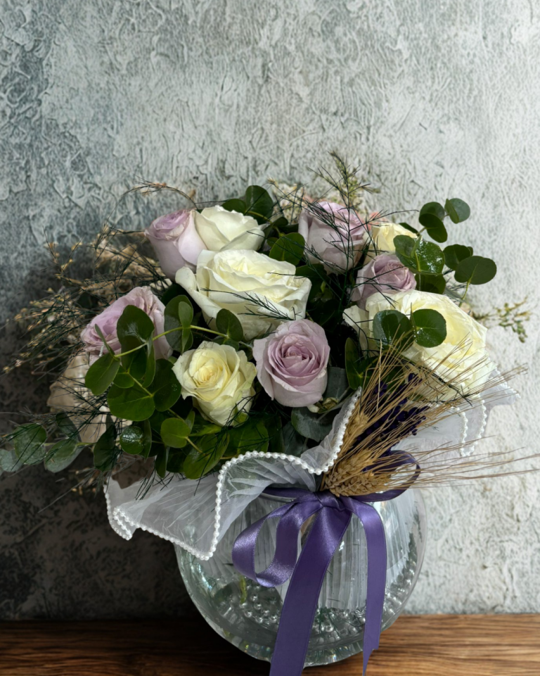 Akvaryum Cam Vazoda Beyaz Gül ve Lila Güller