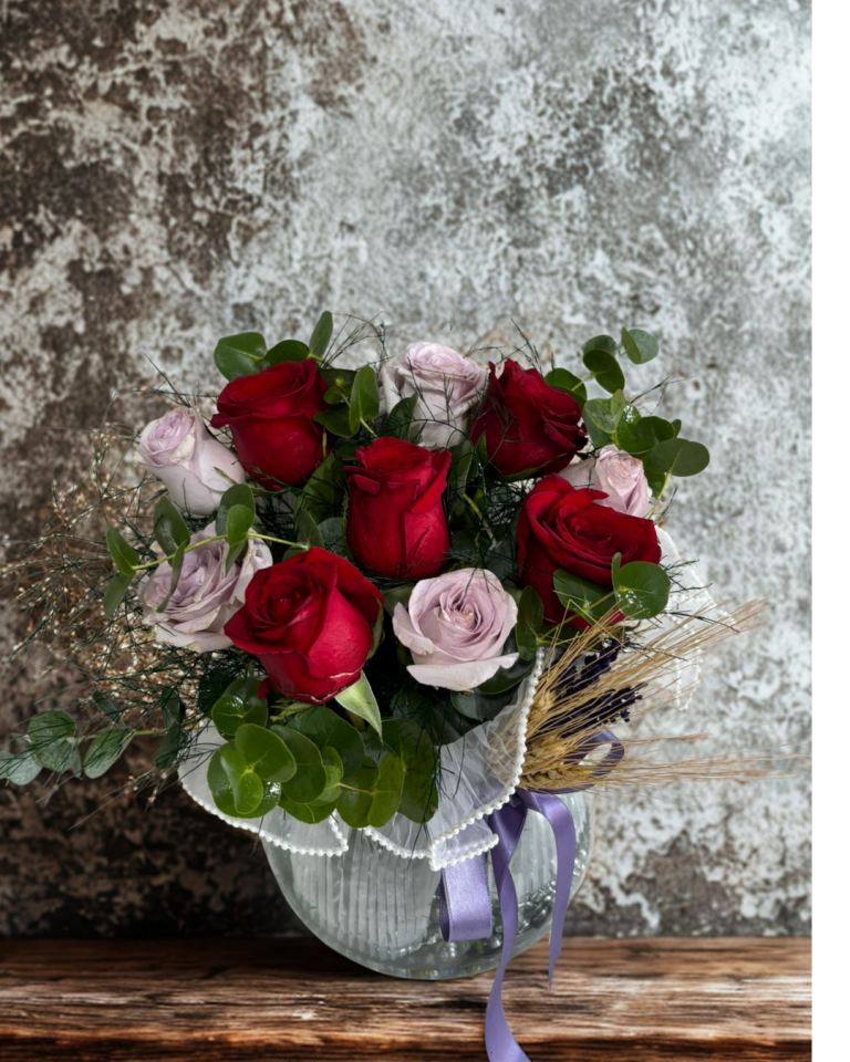 Akvaryum Cam Vazoda Lila Gül ve Kırmızı Güller Adana çiçek