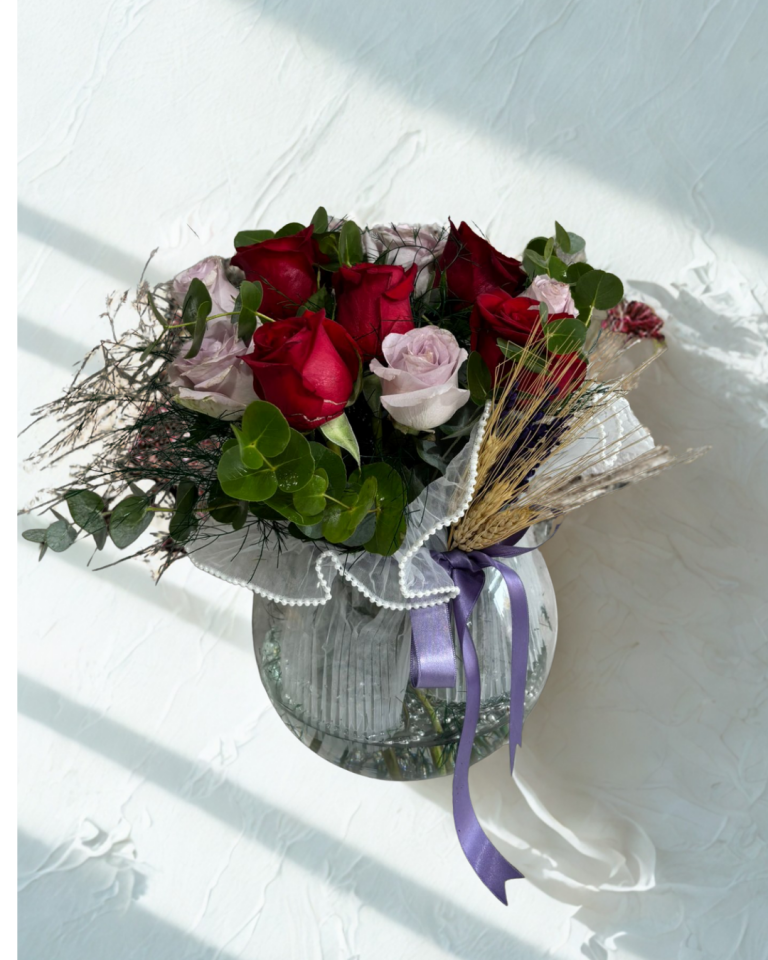 Akvaryum Cam Vazoda Lila Gül ve Kırmızı Güller Adana çiçek