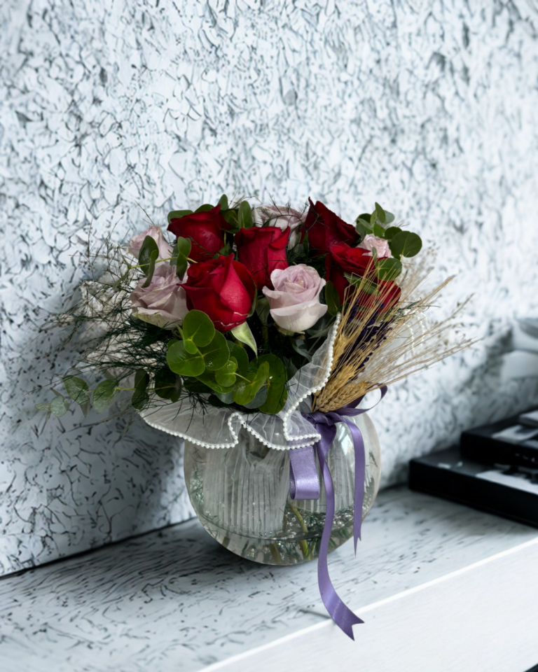 Akvaryum Cam Vazoda Lila Gül ve Kırmızı Güller Adana çiçek