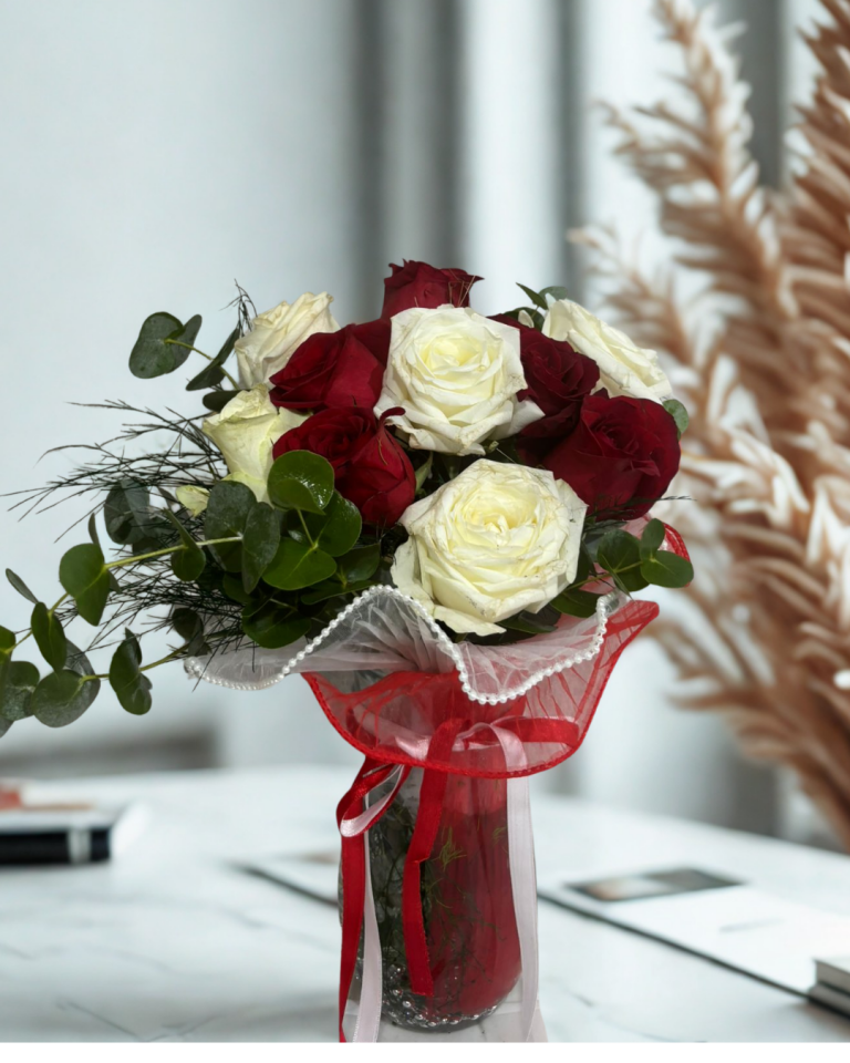 Kristal Cam Vazoda Beyaz Gül ve Kırmızı Güller Adana çiçek