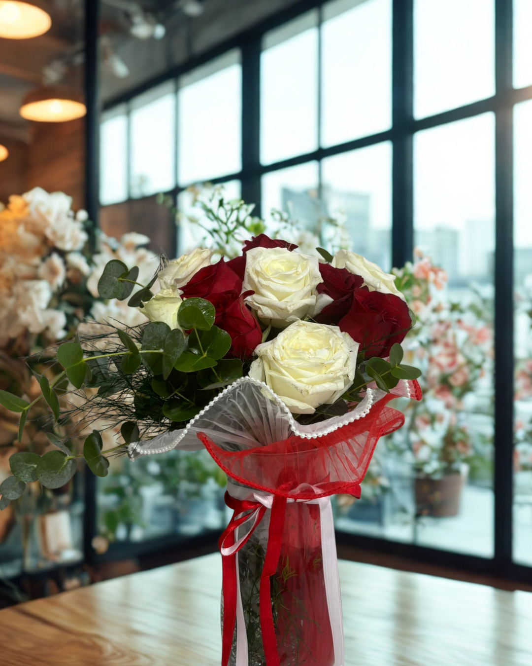 Kristal Cam Vazoda Beyaz Gül ve Kırmızı Güller