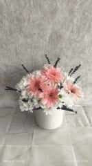 Beyaz Seramik Vazoda Pembe Gerbera ve Beyaz Papatya Çiçeği
